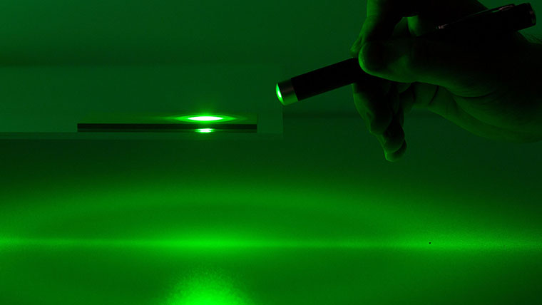Fiberio: The fiber optic plate acts as a diffuser for incoming light, here demonstrated using a laser pointer